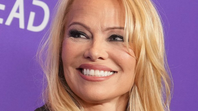 Pamela Anderson senza filtri, il selfie a 56 anni su Instagram: “Non è mai troppo tardi”