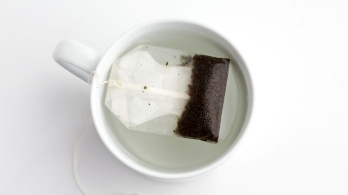 Macchie di tè sulle tazze: i rimedi più efficaci per toglierle