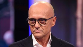 “GF”, Signorini inciampa e sbaglia tutto con Staffelli: Cesara Buonamici salva la situazione