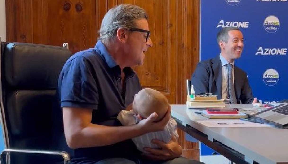 Carlo Calenda culla il bambino di una collega in riunione parlamentare: le immagini
