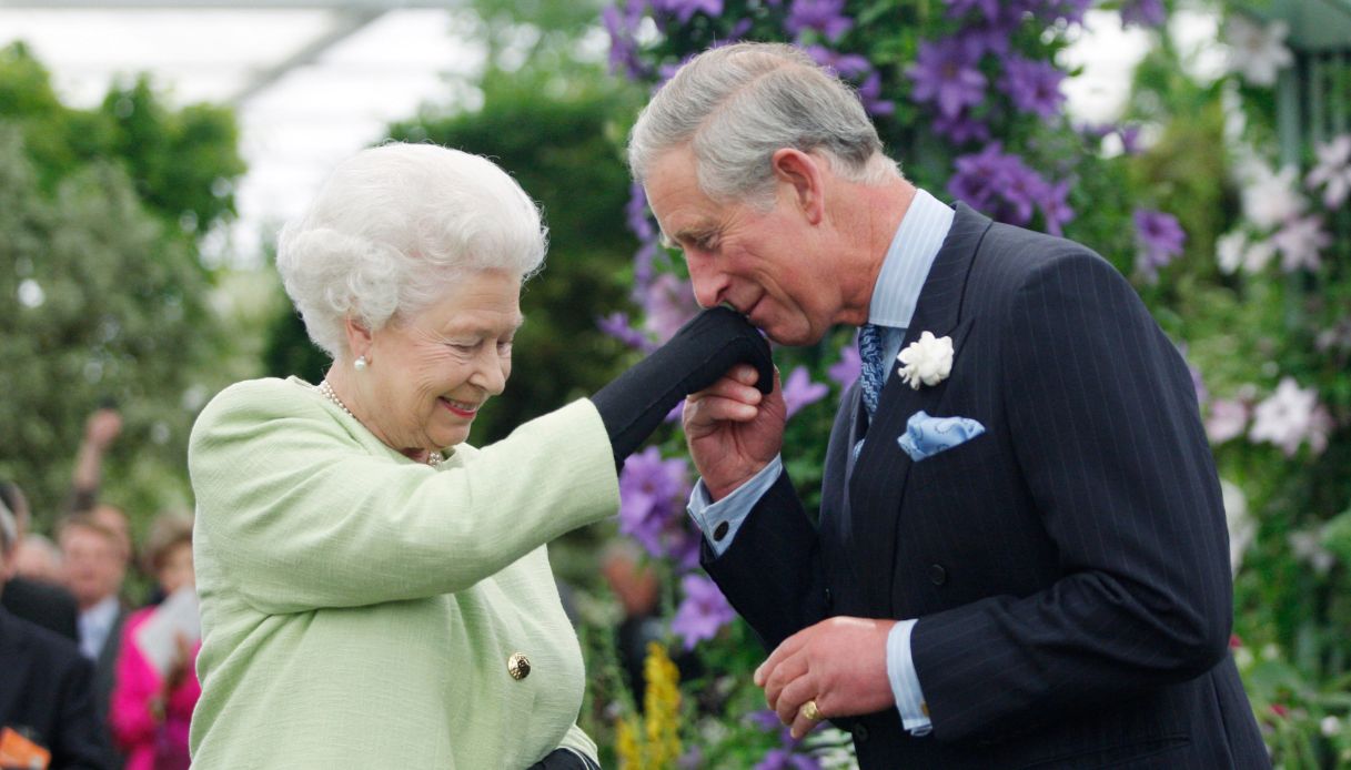 L'allora Principe Carlo saluta cortesemente la madre Elisabetta II