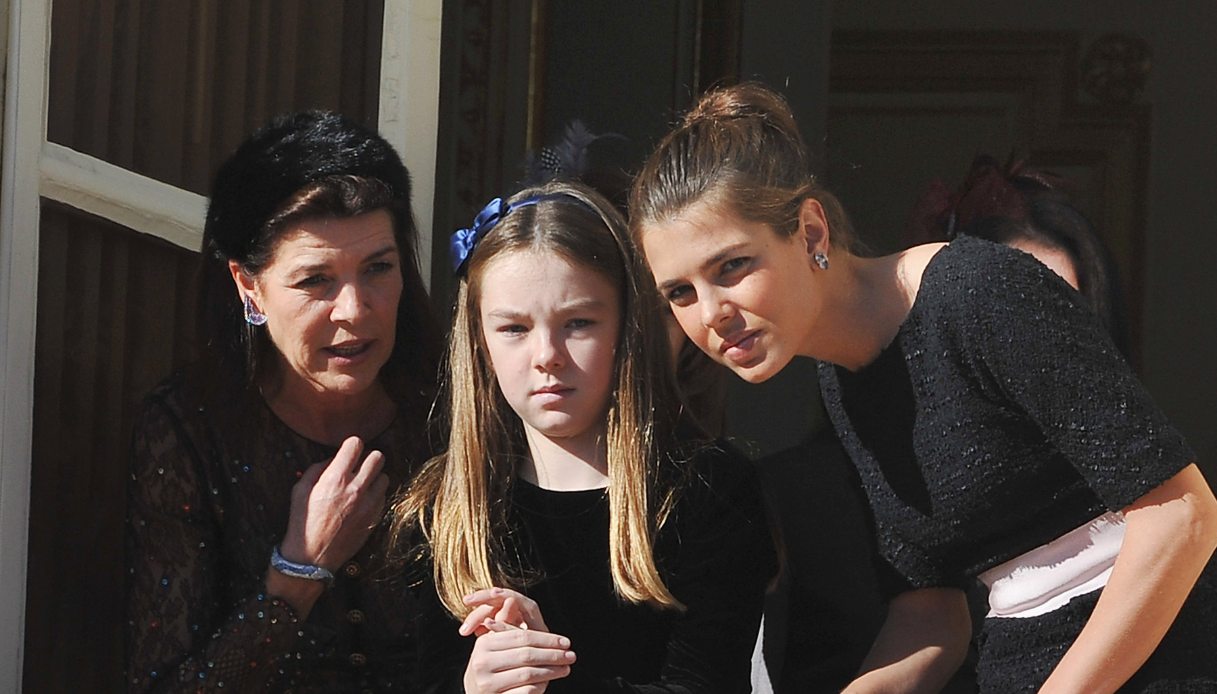 Carolina di Monaco con le figlie Alexandra di Hannover e Charlotte Casiraghi nel 2010