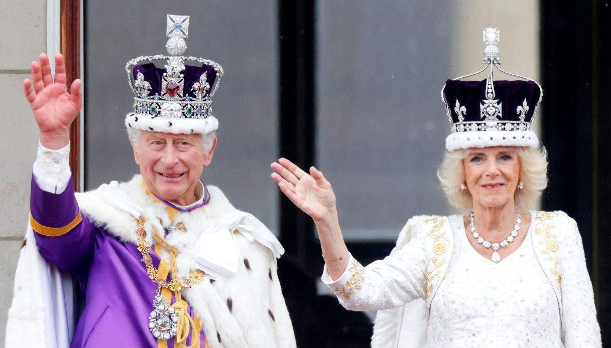 Carlo e Camilla con le corone dell'incoronazione