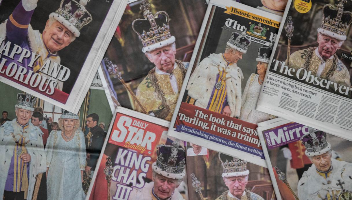 Le prime pagine dei giornali che riportano l'incoronazione di Carlo III