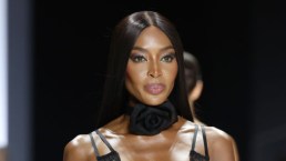 MFW, Naomi Campbell incanta in passerella in guêpière: il look da sogno