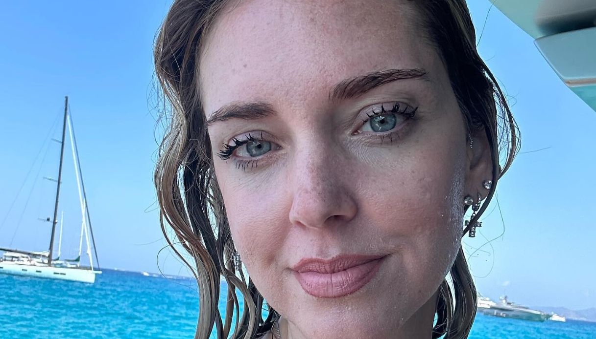 Chiara Ferragni in mini bikini nero è splendida, ma non sfugge alle critiche