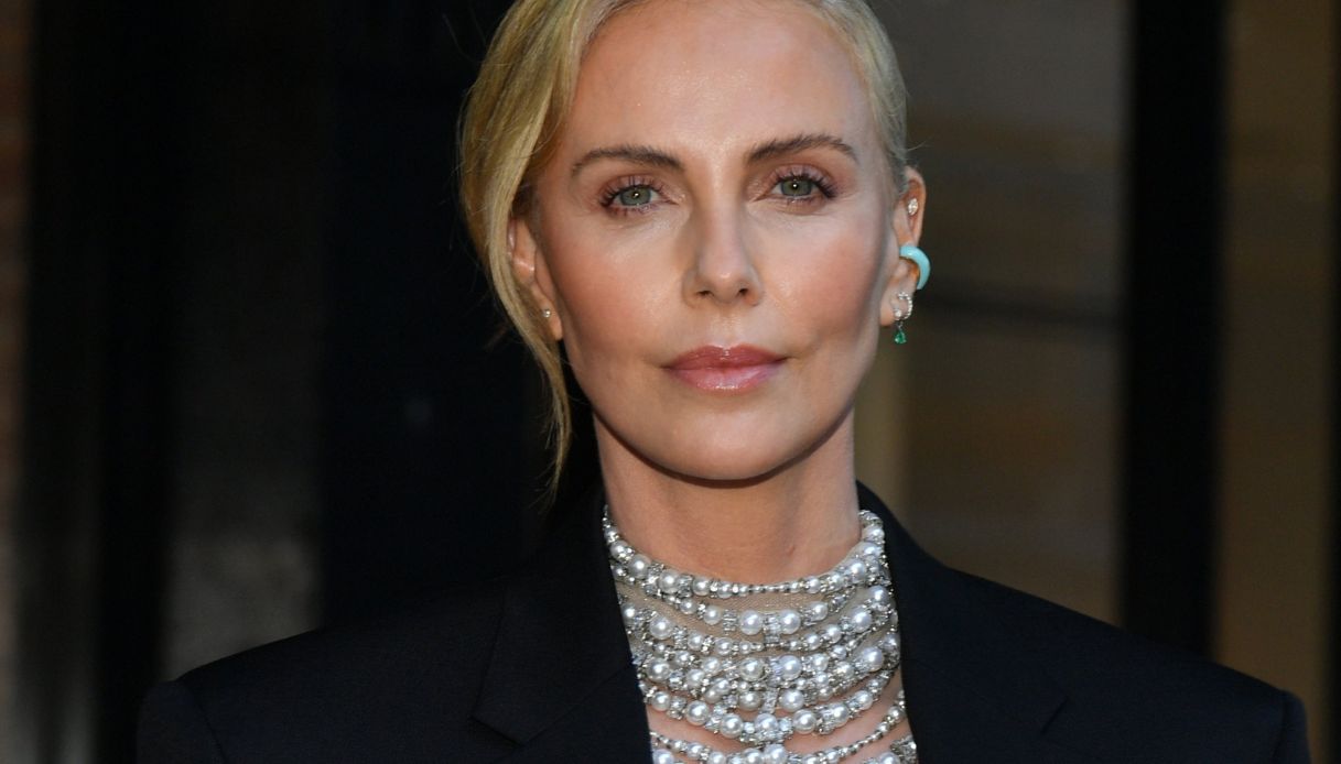 Charlize Theron, il nude look di perle che lascia senza fiato