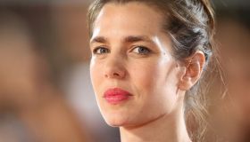 Charlotte Casiraghi fa sognare Parigi con l’abito trasparente