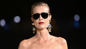 Eva Herzigova torna in passerella a 50 anni e lascia senza fiato