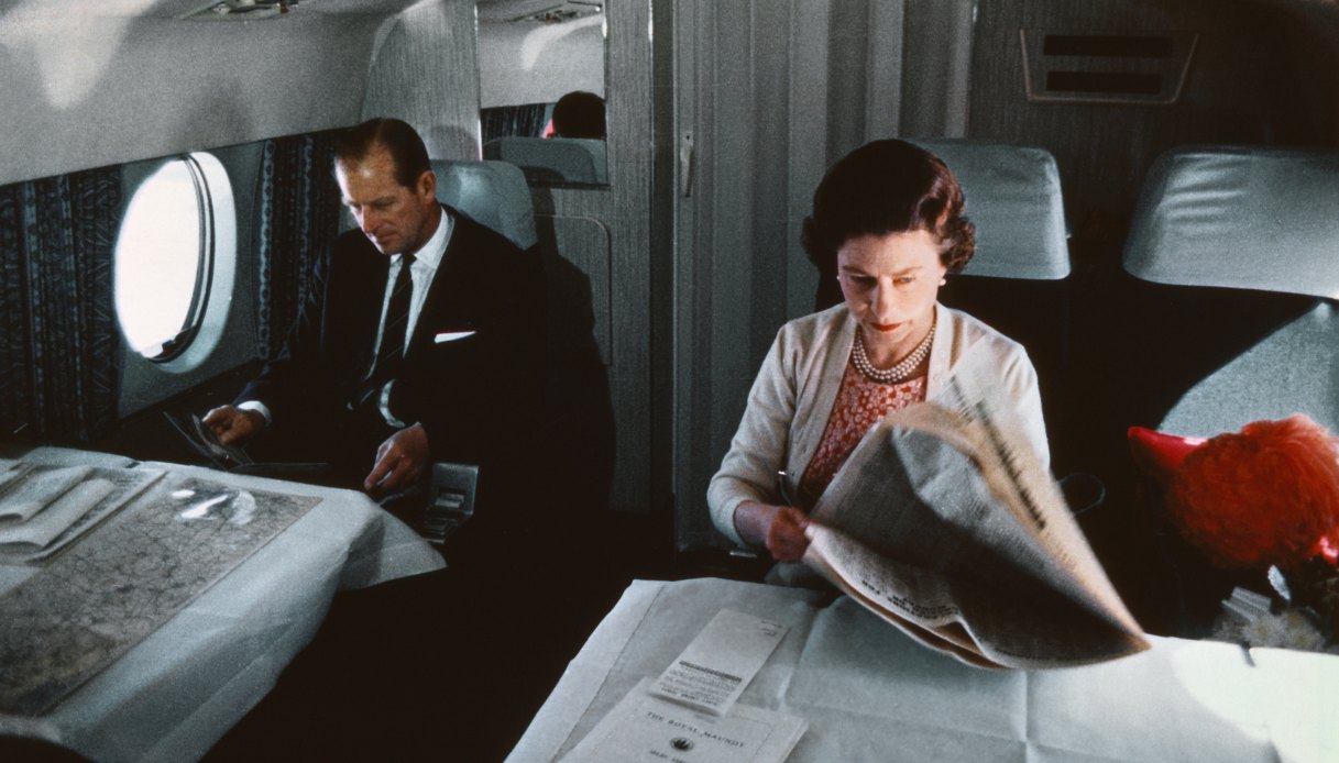 Elisabetta II e il Principe Filippo in aereo di ritorno da un impegno istituzionale