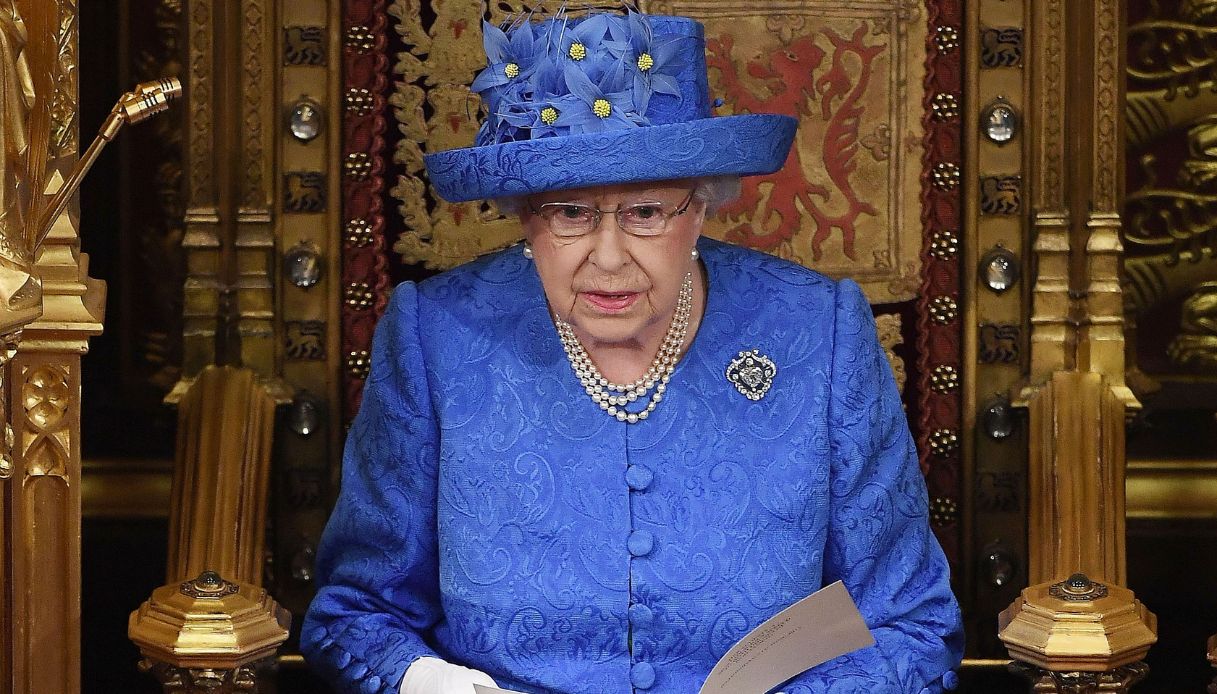 Elisabetta II con il cappello blu e giallo