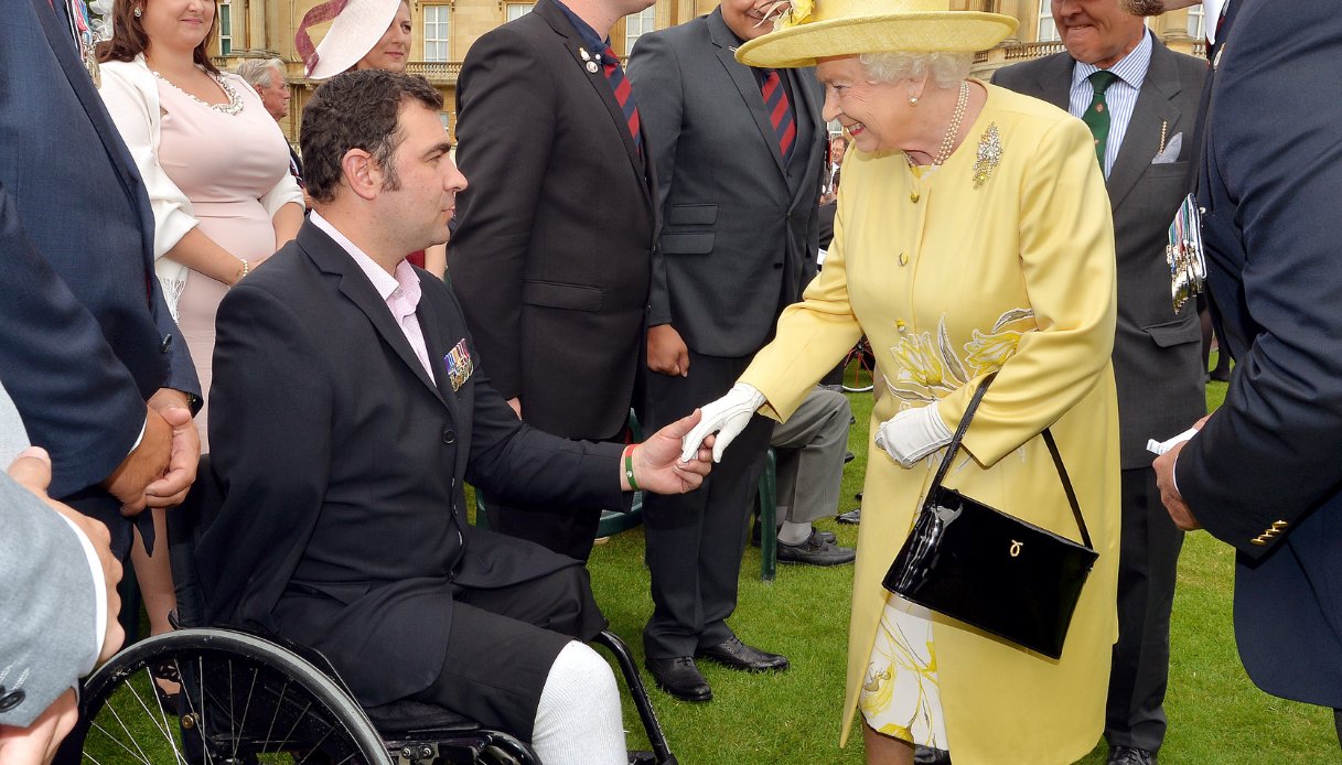 La Regina Elisabetta II parla con Andy Reid per l'associazione "Not Forgotten"