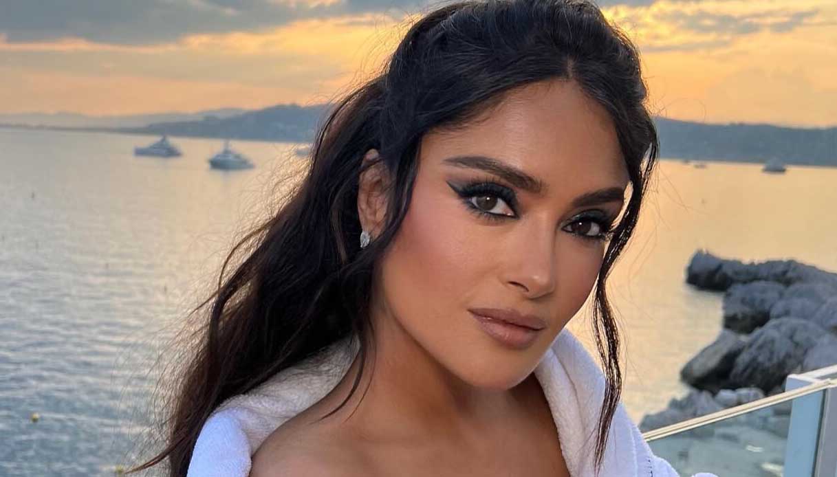 Salma Hayek e gli scampoli d’estate: il bikini super chic su Instagram