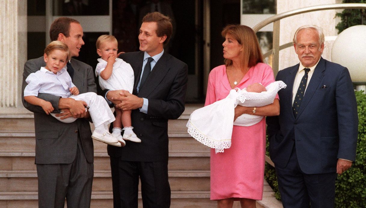 Stefano Casiraghi con la moglie Carolina e i tre figli. Insieme a loro il Principe Alberto e il padre, il Principe Ranieri III
