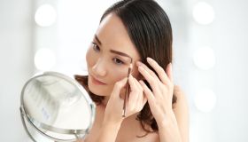 Straight eyebrow: come replicare il trend delle sopracciglia dritte