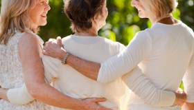 Separate dopo la nascita e adottate: 3 sorelle si ritrovano dopo 50 anni