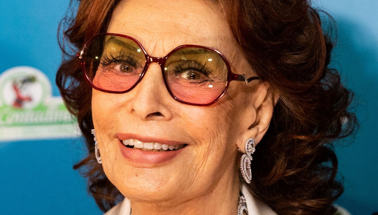 Giorgio Armani “One Night In Venice”: Sofia Loren dimostra che la vera bellezza non conosce età