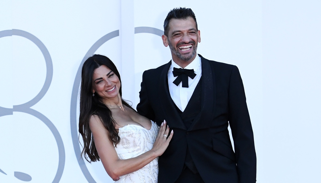 Festival di Venezia 2023, il bacio di Pago e Serena Enardu ruba la scena