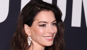 Anne Hathaway, pelle perfetta a 40 anni: il suo segreto anti-age