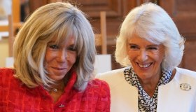 Camilla a Parigi, look a confronto con Brigitte Macron