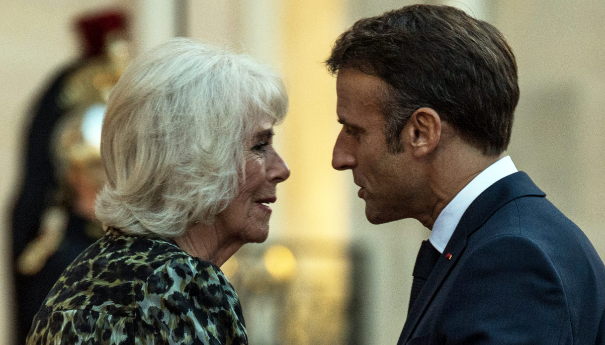 Camilla, look leopardato a Parigi. E Macron osa troppo con il bacio