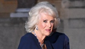 Camilla a Parigi imprigionata dal mantello e il bacio inappropriato