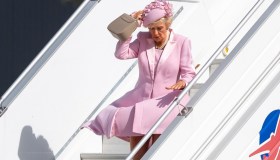 Camilla in rosa arriva a Parigi: la maledizione della scaletta