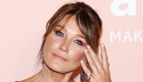 Venezia 80, trionfano veli, sottovesti e nudità all’amfAR