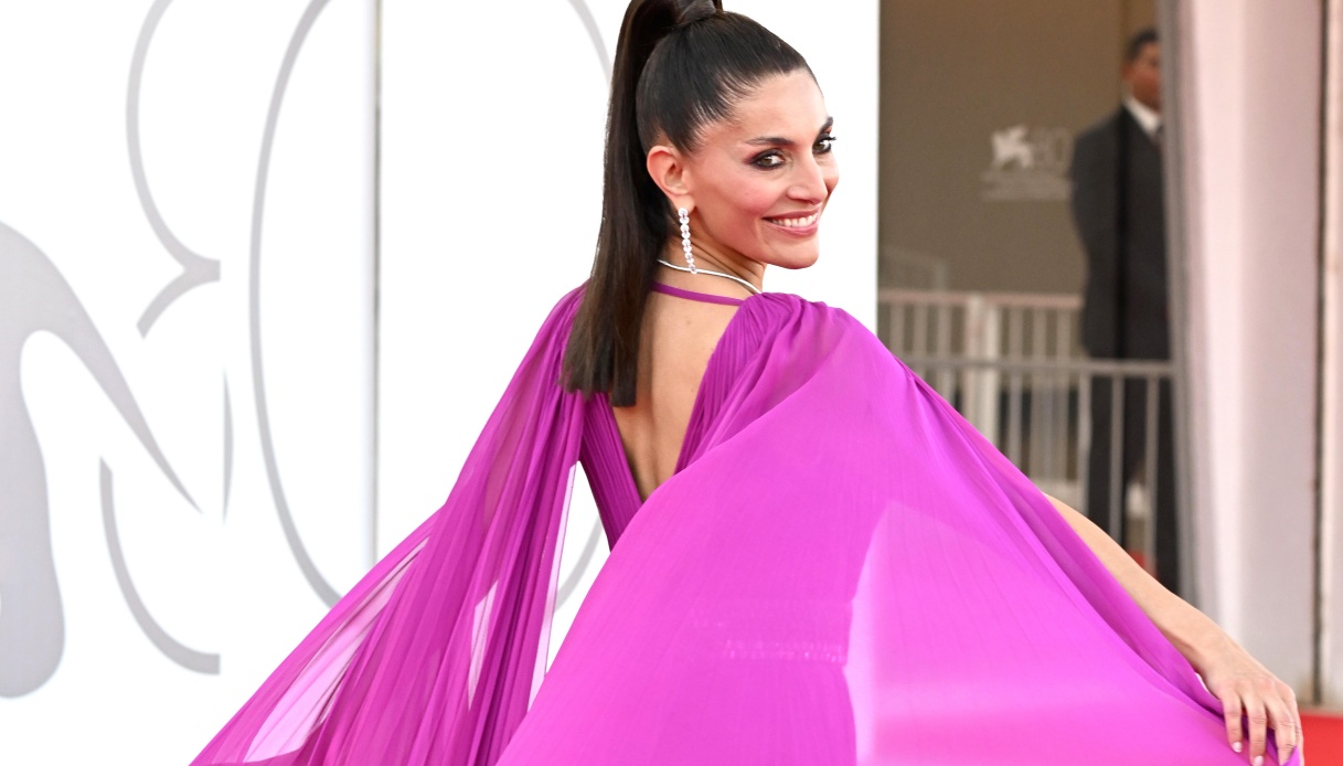Festival di Venezia 2023, red carpet sgargiante: Caterina Murino come una dea