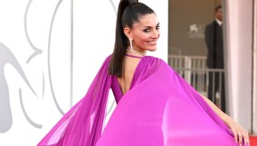 Caterina Murino in magenta sul red carpet di Venezia