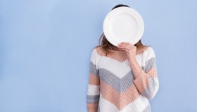 Come riconoscere (e aiutare) un’amica alle prese con un disturbo alimentare
