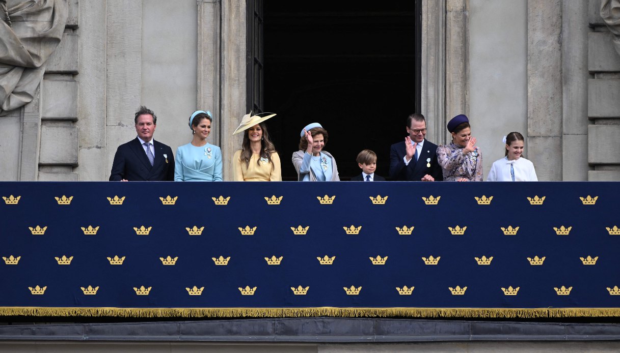 Il saluto dal balcone della famiglia reale svedese durante i festeggiamenti del Giubileo d'Oro del Re