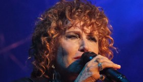 Fiorella Mannoia si ferma per problemi di salute: “Non posso muovermi”