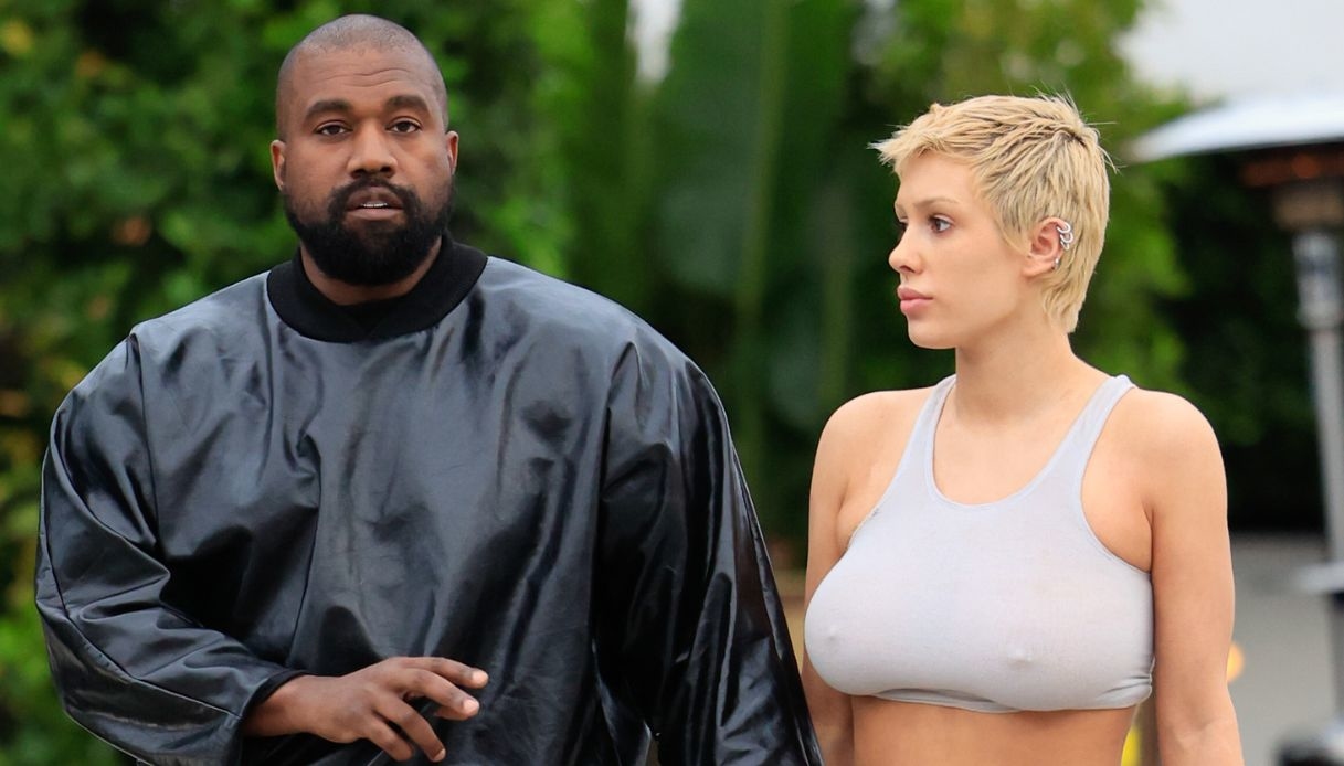 Kanye West e Bianca Censori, scandalo a Firenze: lei posa 