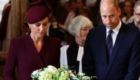Kate Middleton commossa rende omaggio alla Regina: il look in dettaglio