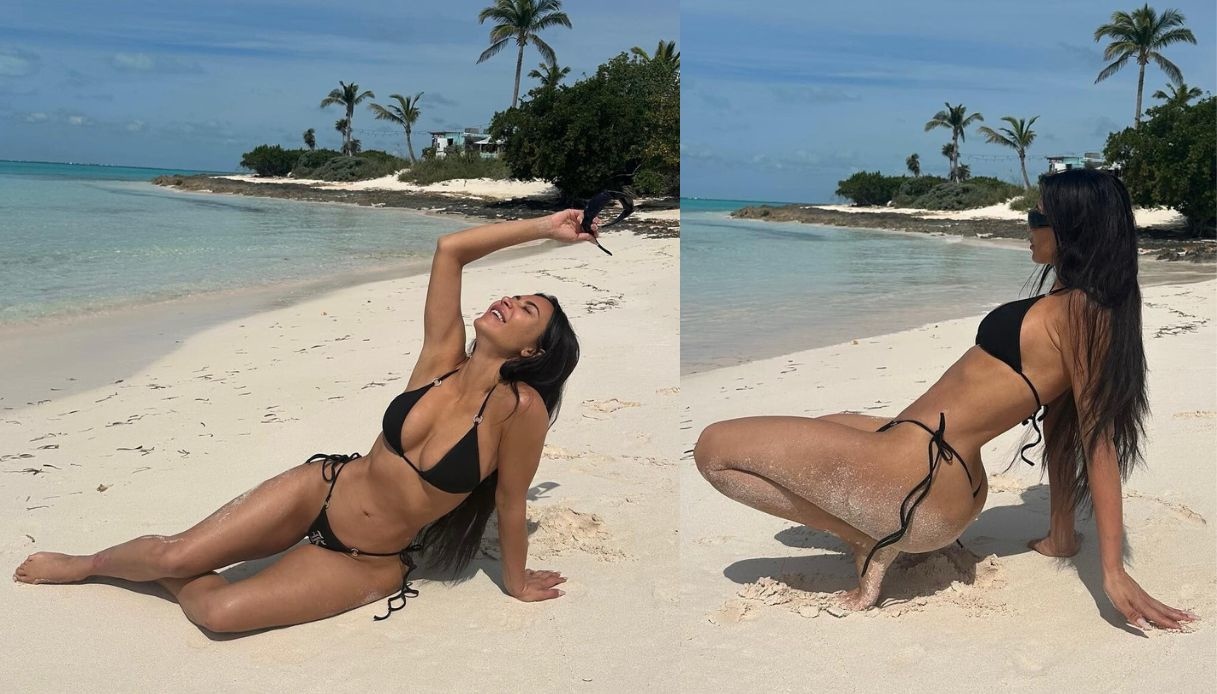 Kim Kardashian in bikini sulla spiaggia