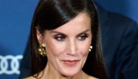 Letizia di Spagna, corpetto aderente e lurex d’oro. Ma il dettaglio sensuale è un altro