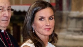 Letizia di Spagna in pizzo bianco: l’abito trasparente fa scalpore