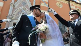 Luisa Corna sposa, il bacio con Stefano Giovino