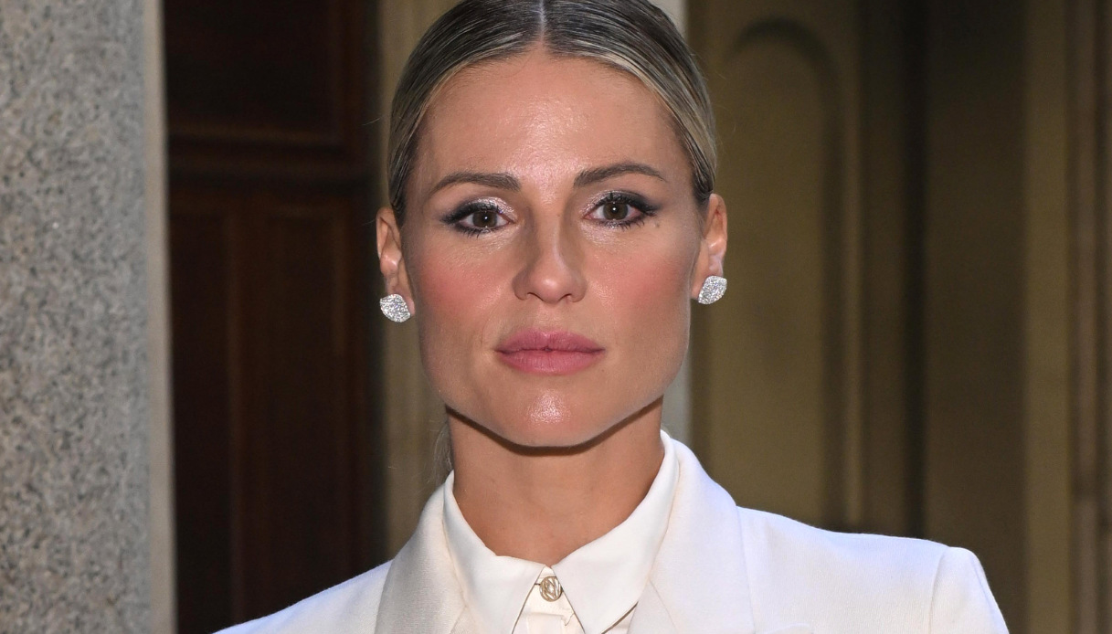 Michelle Hunziker: elegantissima in bianco ci insegna come portare il tailleur
