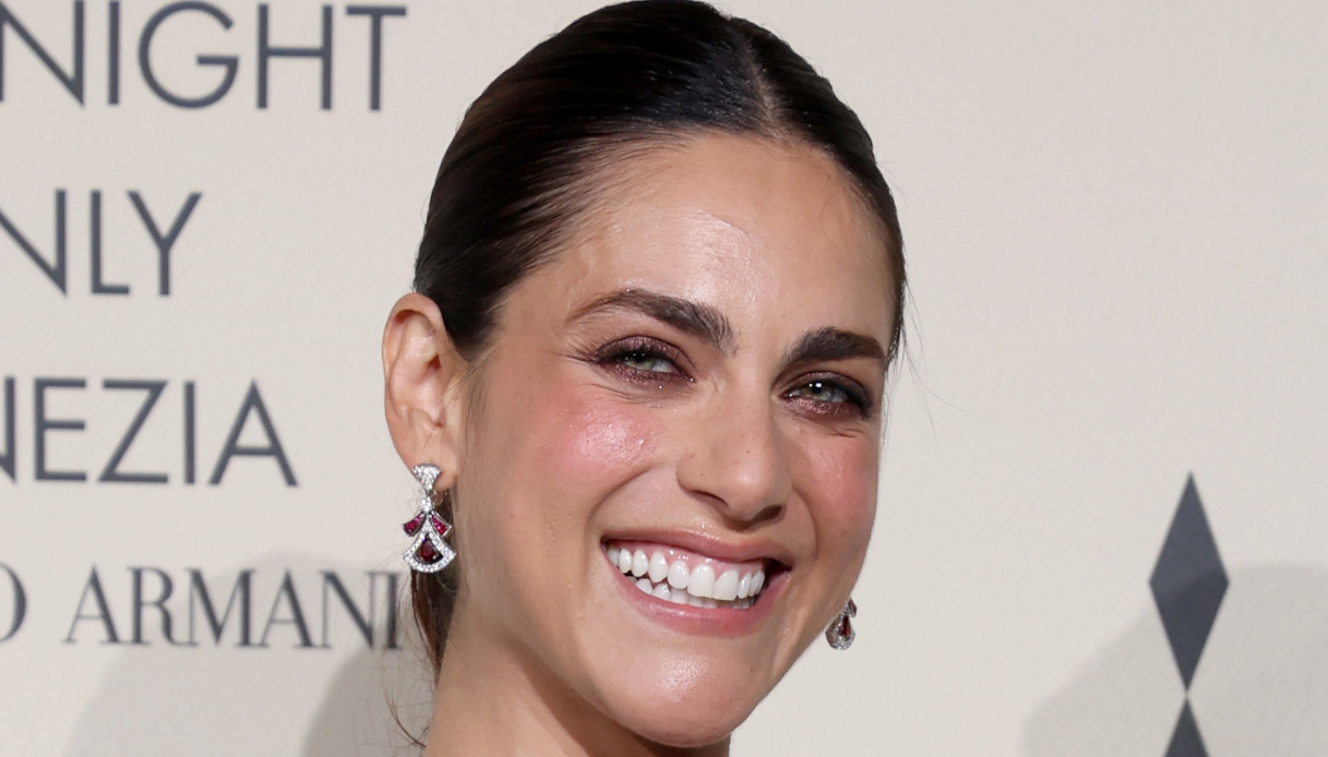 Miriam Leone mostra il pancione con l’abito sottoveste che nasconde un indizio