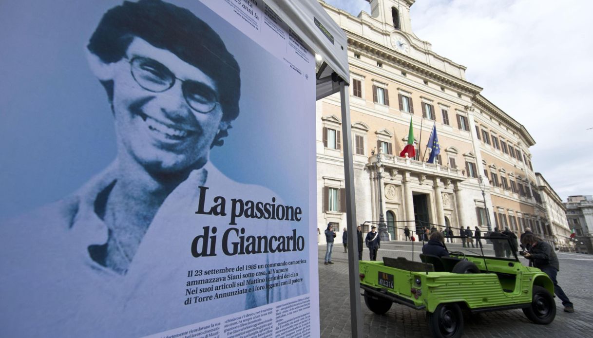 Un poster di commemorazione dedicato a Giancarlo Siani fuori la Camera dei Deputati