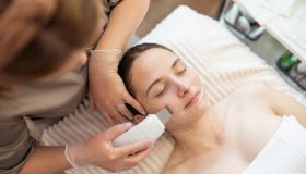 Pulizia viso con ultrasuoni: come funziona e i prodotti per farla a casa