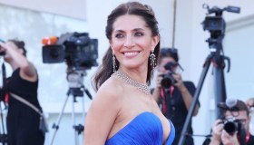 Festival di Venezia 2023, ultimo red carpet: la Madrina non sbaglia un look e lascia senza fiato in blu
