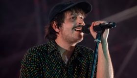 Calcutta anticipa l’uscita del nuovo album “Relax” (a modo suo)