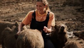 Andrea, la storia di una ragazza che vive con un branco di cinghiali