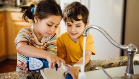 Bambini: a che età è giusto iniziare ad aiutare in casa?
