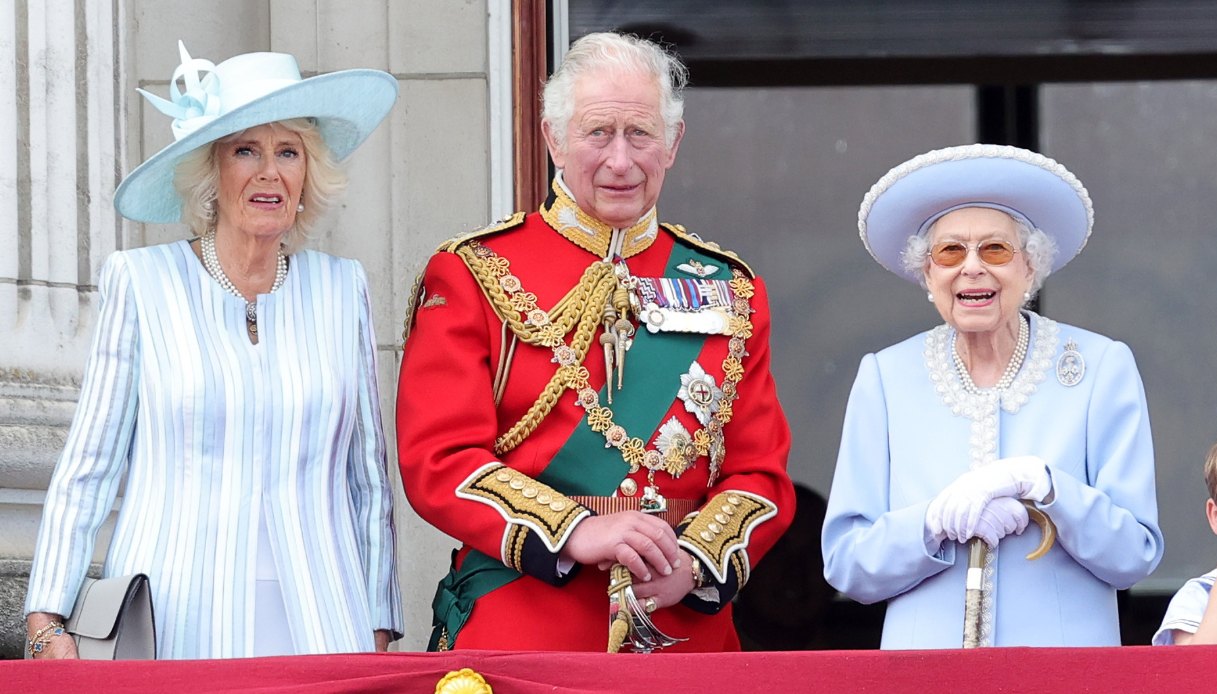 Camilla, Carlo ed Elisabetta II durante il Trooping the Colour 2022