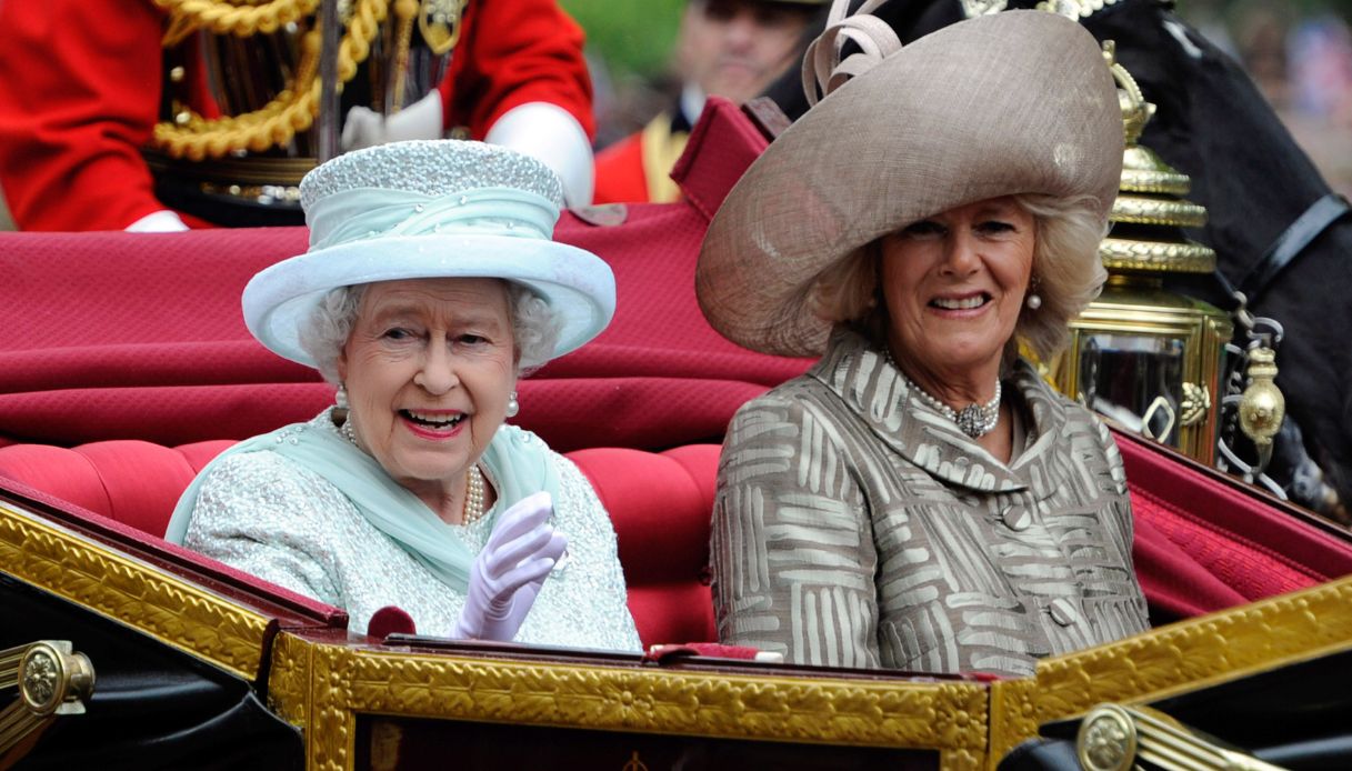 La Regina Elisabetta con Camilla, Duchessa di Cornovaglia