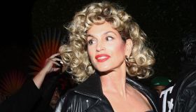 Cindy Crawford incanta la folla alla festa di Halloween più cool di Los Angeles